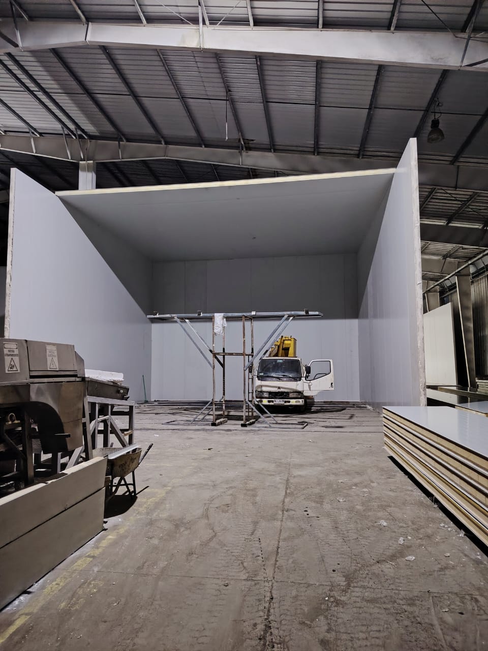 Interior de planta frigorífica en construcción