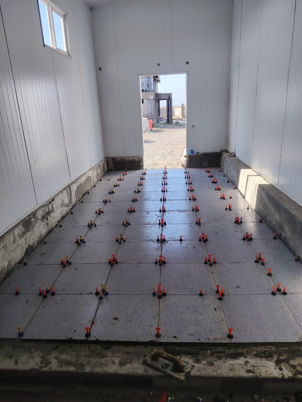 Instalación de pavimento con niveladores de precisión